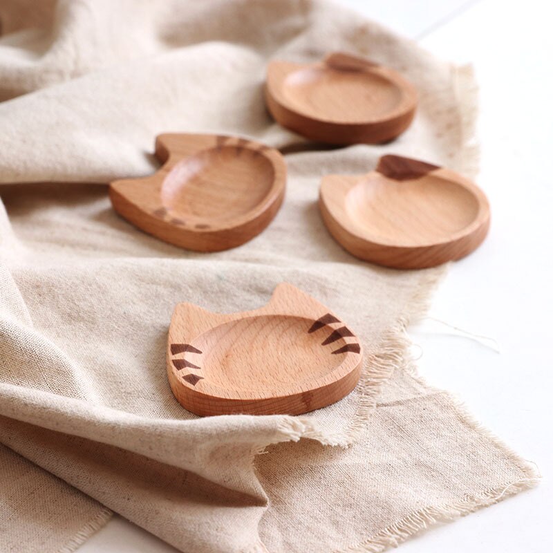 Małe talerzyki z drewna bukowego na przekąski