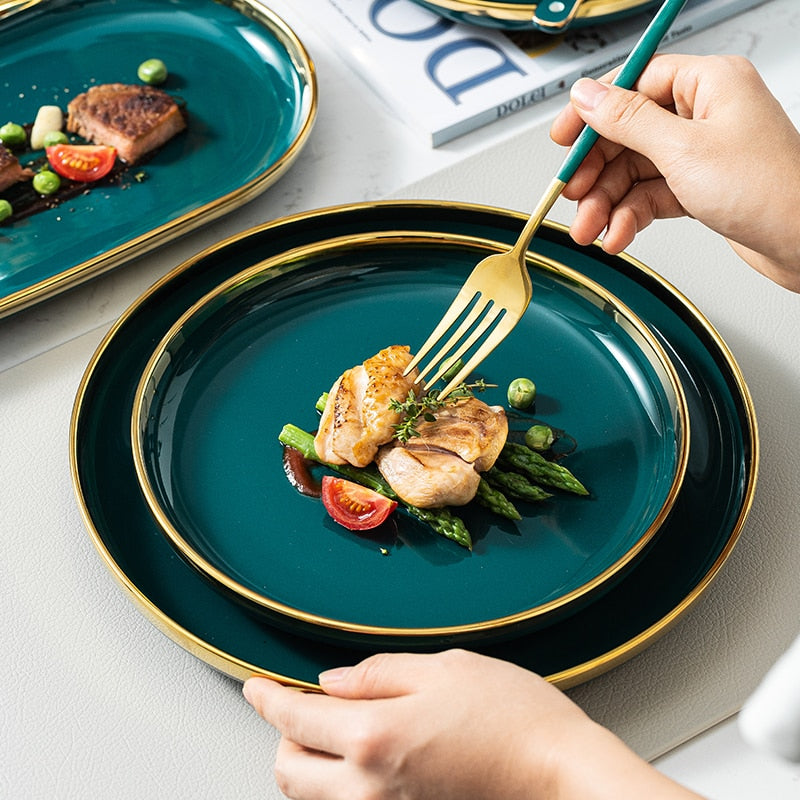 Luksusowy zestaw talerzy i misek ceramicznych z dekoracyjnym złotym paskiem