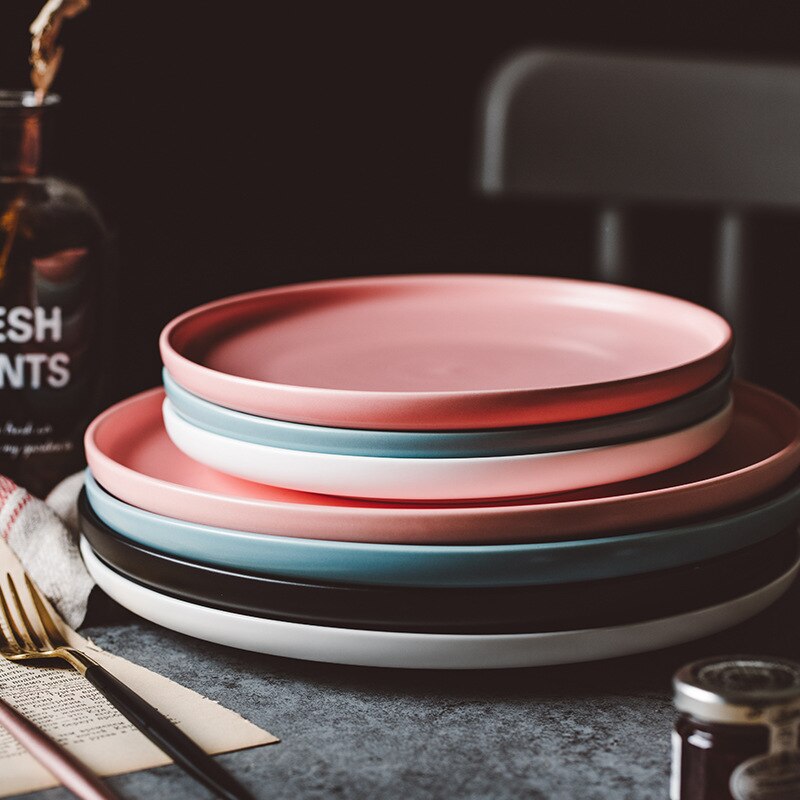 Jednokolorowe talerze ceramiczne w skandynawskim stylu