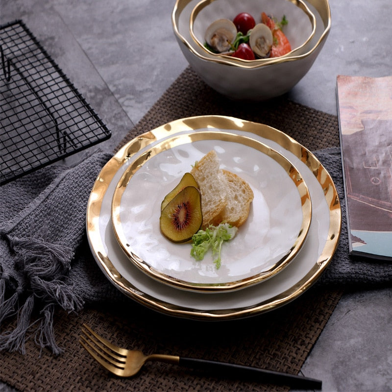 Ceramiczny talerz w klasycznym europejskim stylu pozłacany