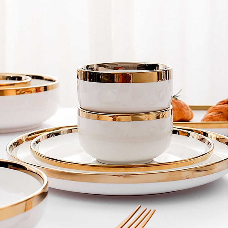 Białe talerze ceramiczne z dekoracyjnym złotym paskiem